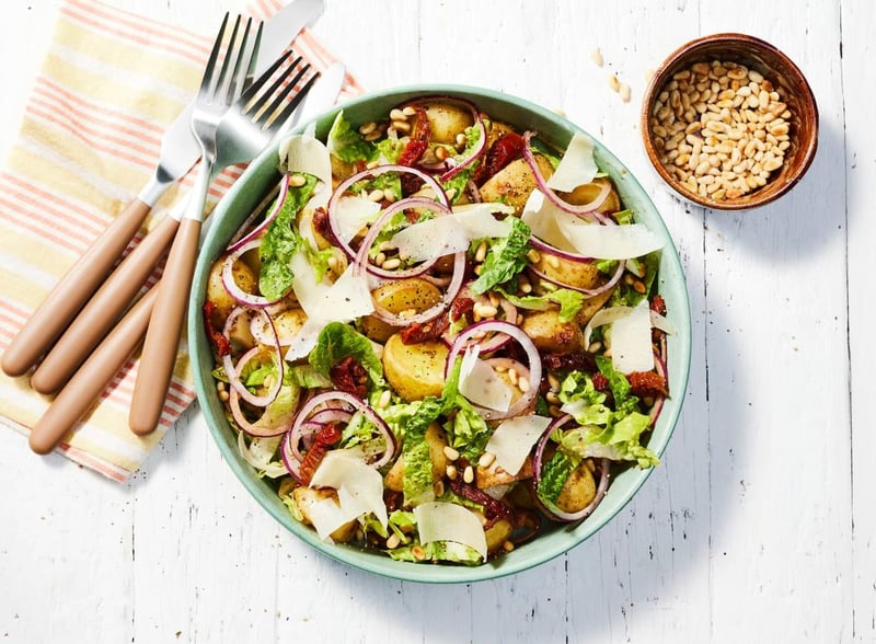 Aardappelsalade Met Zongedroogde Tomaatjes En Parmezaan